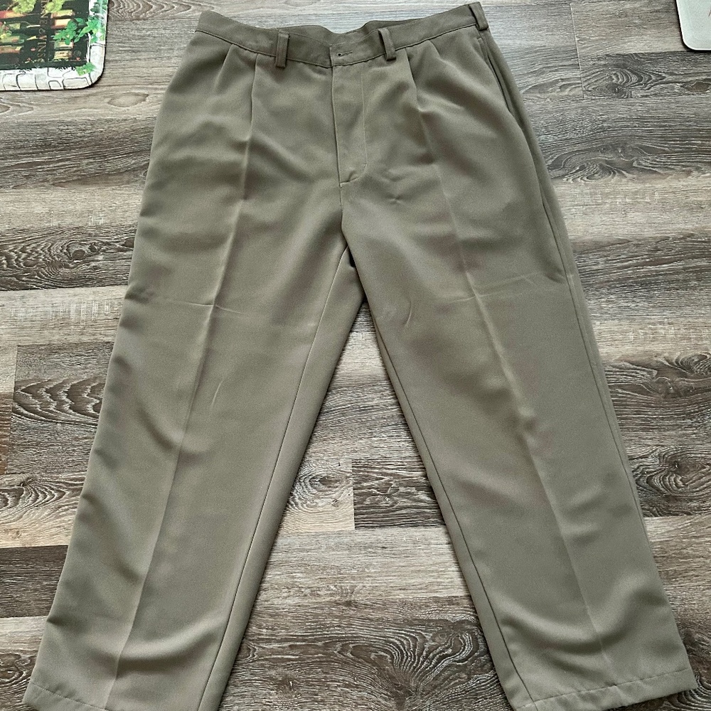 Travelsmith Men’s Sz 38 Pleated Trousers Wrinkle Resistant True Brown/grey color